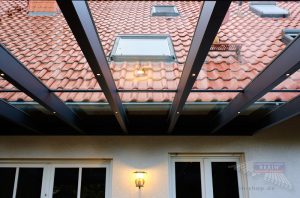 Terrassendach mit Glas: Klare Sicht nach der Reinigung.