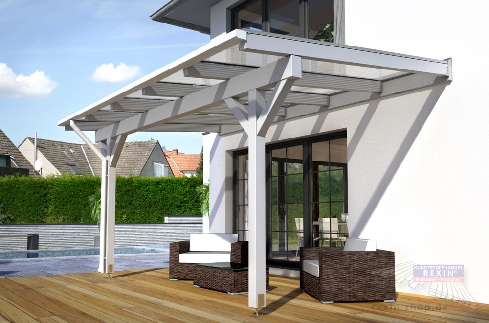 Schutz vor Witterungseinflüssen: Ein Holz-Terrassendach mit deckender Holzfarbe in Weiß.