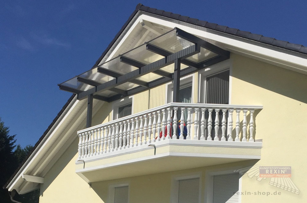 Ein Alu-Terrassendach REXOclassic 4m x 2m in Anthrazit mit Plexiglas-Stegplatten - hier originell 'zweckentfremdet' als Balkonüberdachung.