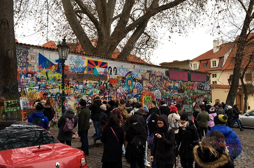 Die John-Lennon-Mauer - diese Wand darf inzwischen offiziell bemalt werden.