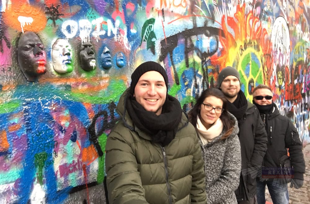 Gruppenbild vor der John-Lennon-Wand: In Prag sind Selfie-Sticks (noch) nicht verboten.