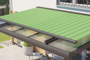 Eine Aufdach-Markise: praktischer Schattenspender für sonnige Sommertage.