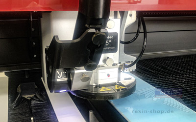 Hi-Tech bei der Kunststoff-Bearbeitung: ein CNC-Laser in Aktion.
