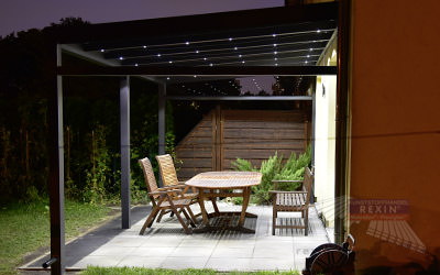 Attraktives Ambiente auf der Terrasse mit LED-Einbau-Strahlern.