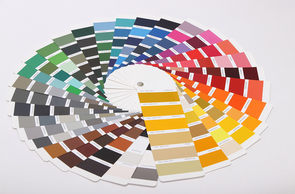 Ein RAL-Farbfächer mit definierten Farben zum einfachen Vergleich von Farbnuancen.