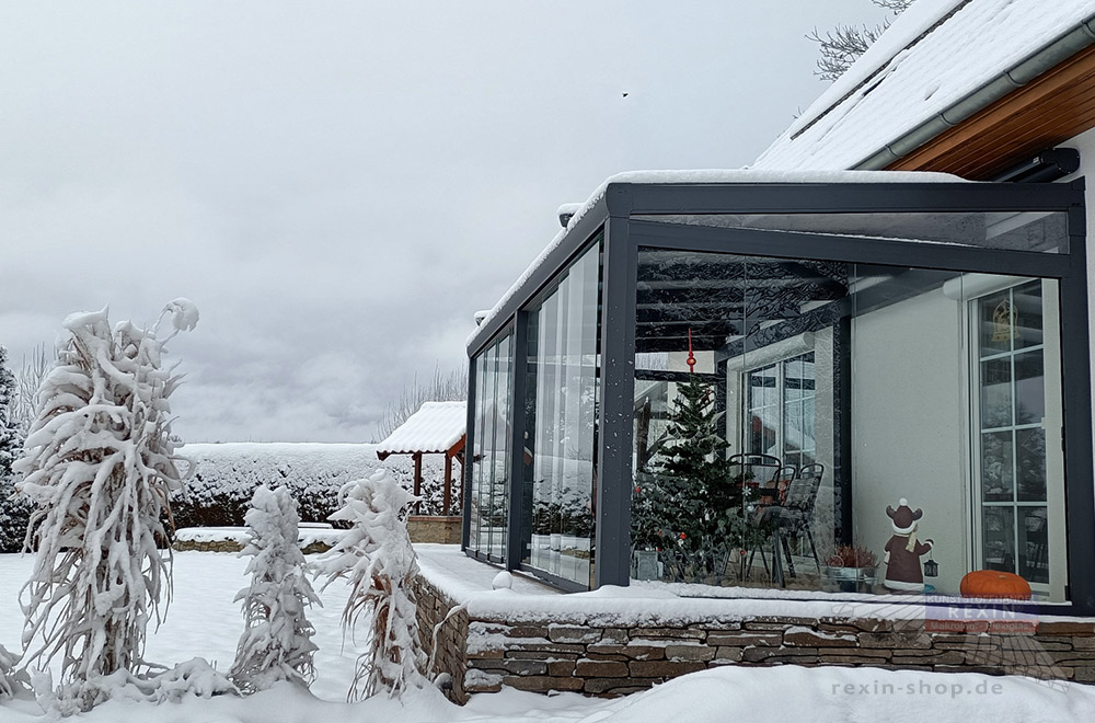 Terrassendach mit Glasschiebewänden: für das Wintergrillen geeignet.
