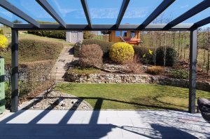 Terrassendach reinigen – und die herrliche Aussicht auf den blauen Himmel genießen.