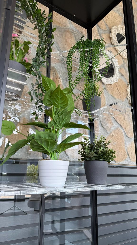 Hochtransparentes PLEXIGLAS®.