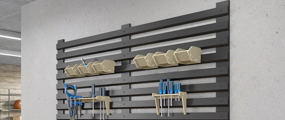 French Cleat Multifunktionswände aus beschichteten Rhombusprofilen.