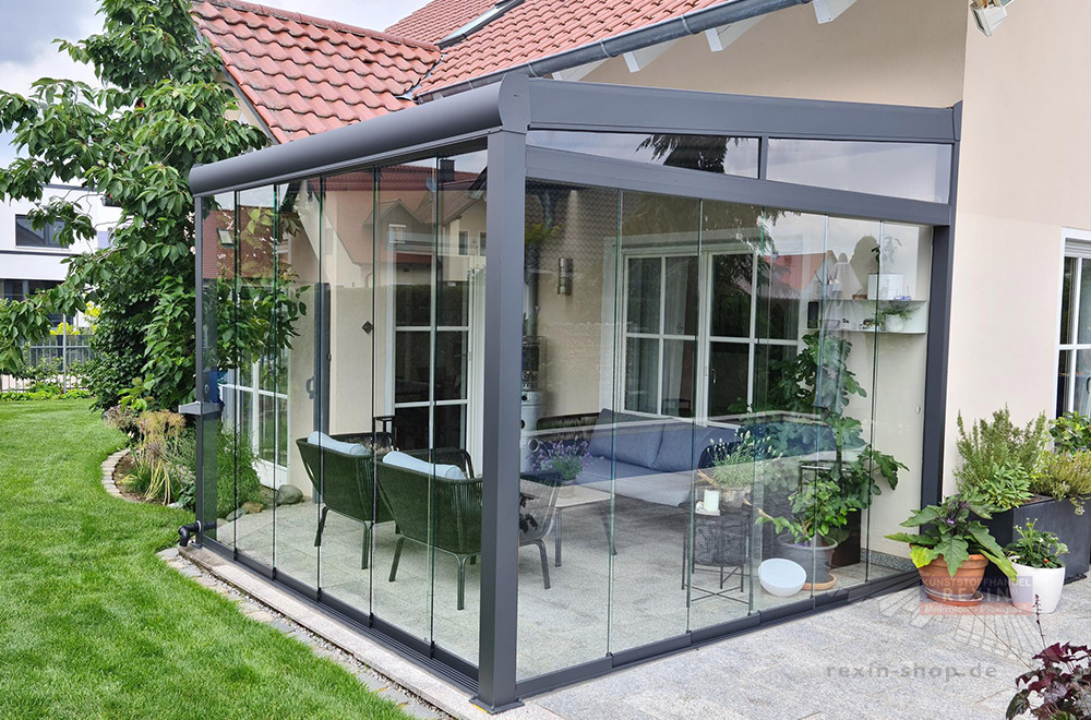 Terrassendach mit Glasschiebewänden.