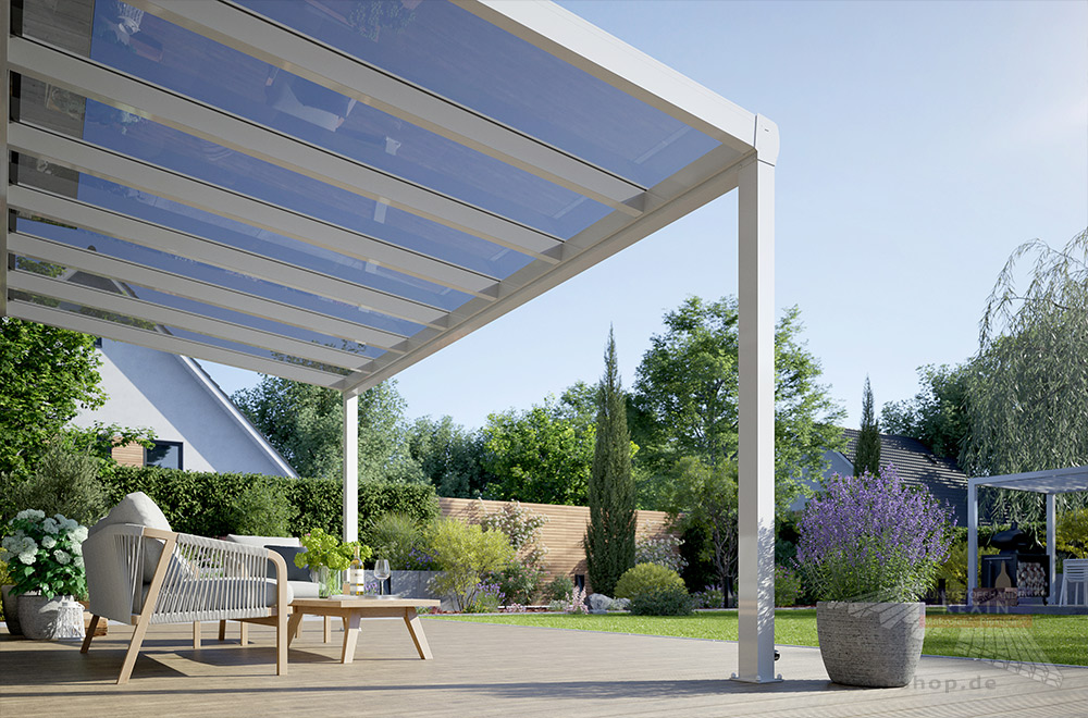 Eine Terrassenüberdachung mit grau getöntem Glas als Dacheindeckung.