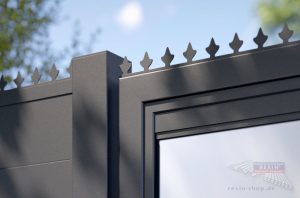 Zaun und Gartentor mit einer Vogelschutzleiste.
